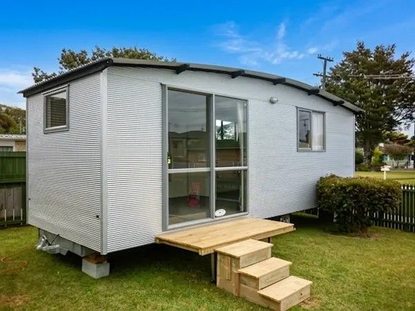 Portable cabin by Wellington Cabins